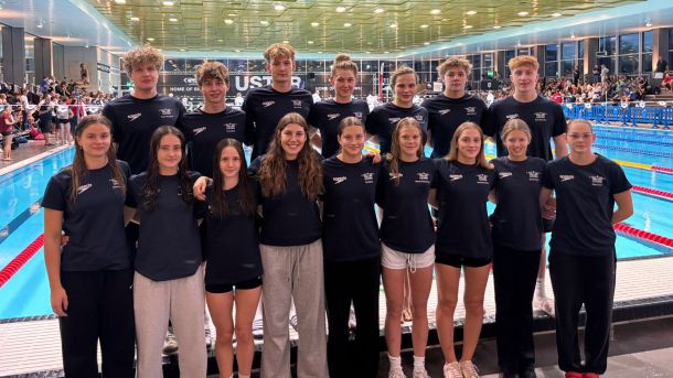 Obere Reihe, von links: Ruben Burgener, Eric K&ouml;hler, Nino Grob, Linn Grob, Ang&eacute;lique Brugger, P&eacute;ter Kopacsi, Gian Germann  Untere Reihe, von links: Valentina Burri, Maayana Wagner, Yara K&uuml;ng, Leona Giaimo, Mia Spring, Noemi Schumacher, Shayenne Waser, Ginny Monti, Elina Suter